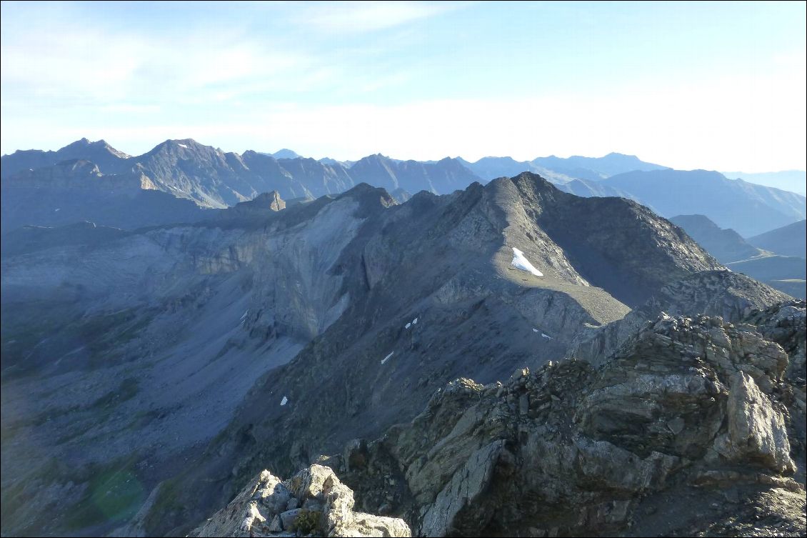 Du Pic de la Munia : A gauche le cirque de Troumouse. Devant Pic de Serre Mourene, Pic de troumouse, Pic Heid, Petit Pic Blanc, Pic de Gerbats