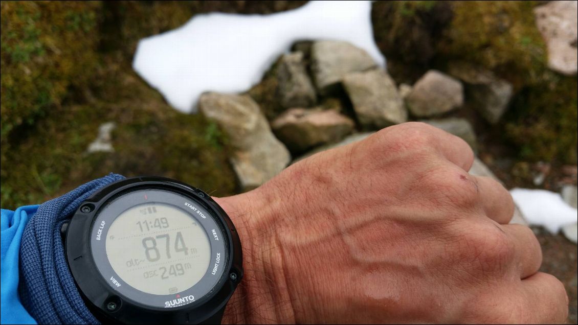 Première trace de neige à un peu moins de 900m d'altitude