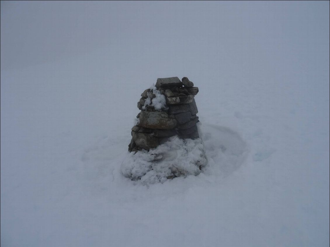 L'un des cairns, point de repère salvateur dans ces conditions météo