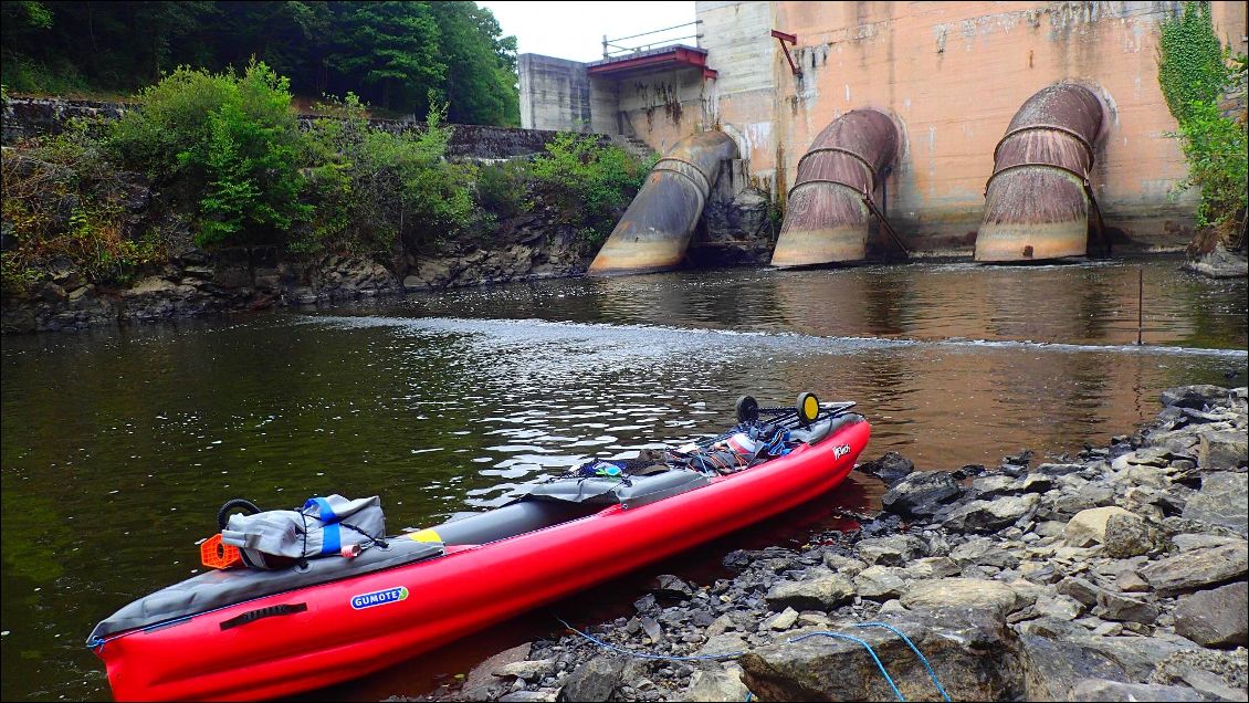 Au pied du barrage.