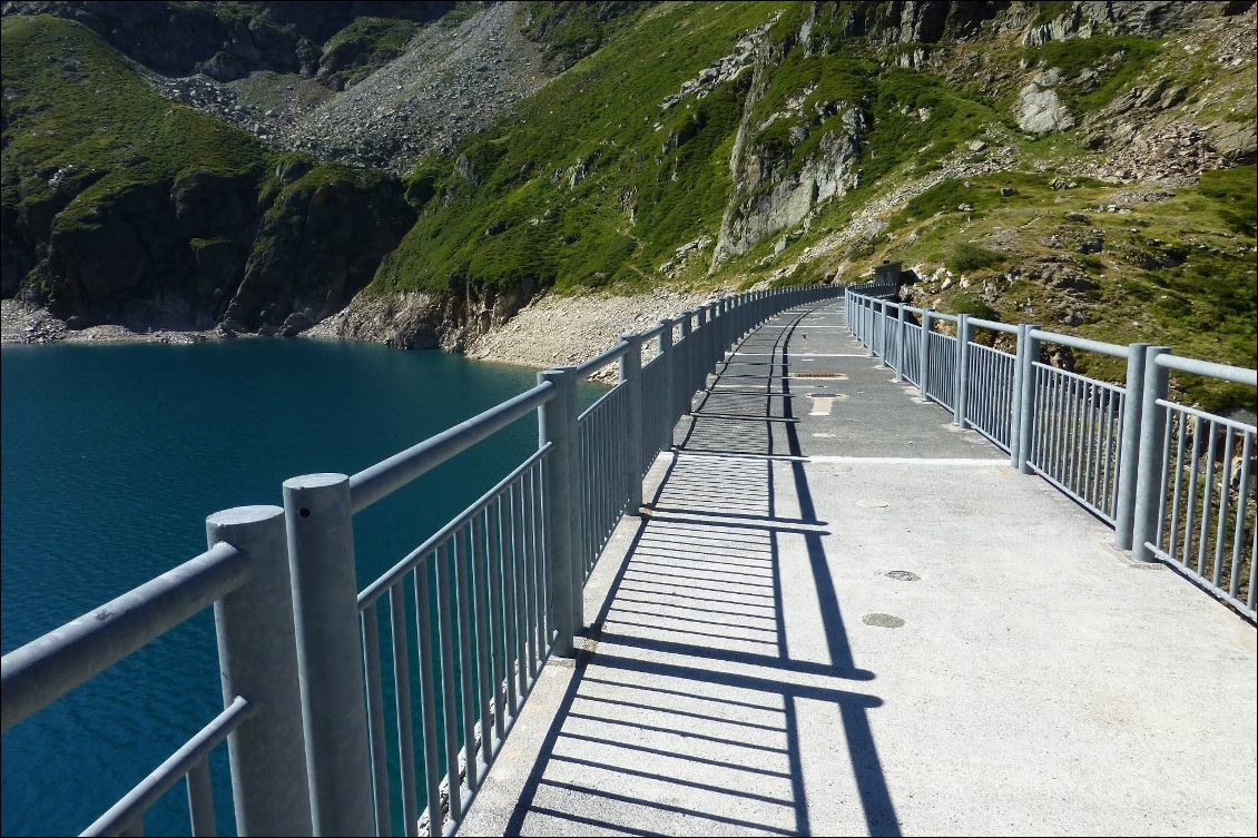Le barage du lac de Caillauas