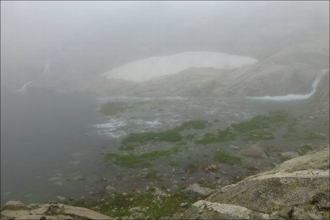 L'eau ne montait pas que dans la tente. Trois traversées de ce type et on regrette les bottes.