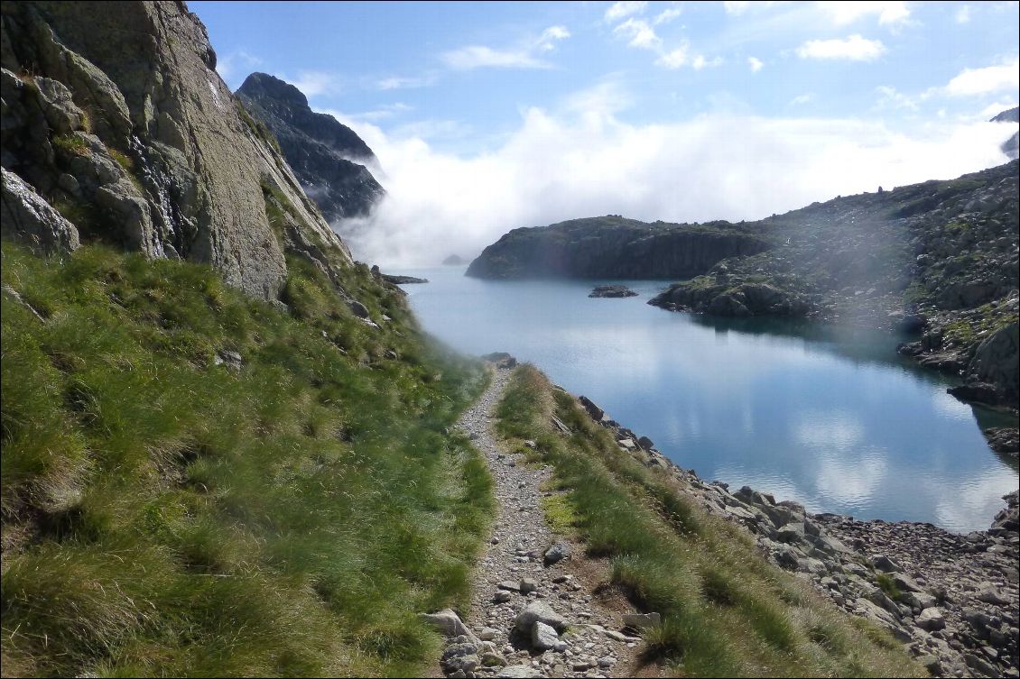 Au lac de Rius il faut descendre dans le brouillard. Dommage !!!