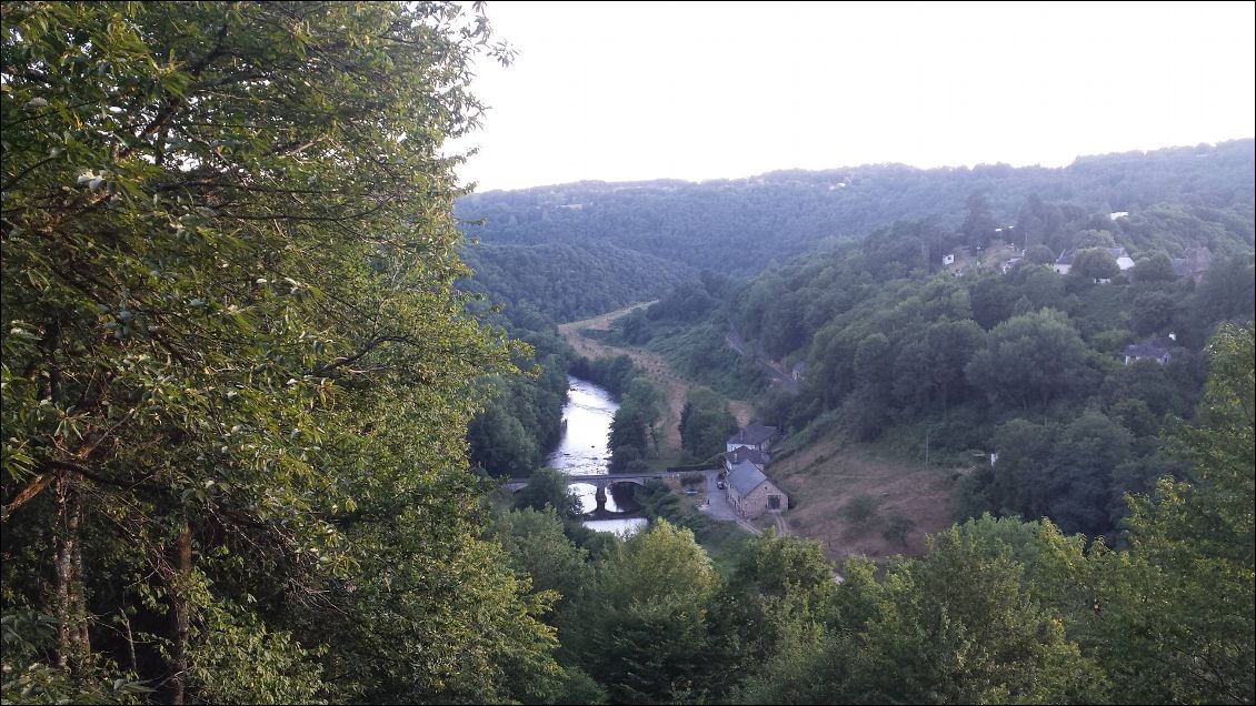 Vu sur le Hameau du Comborn depuis une plateforme installée en bord de route. Passé le pont, la route ne s'approchera plus jamais de la Vézère.