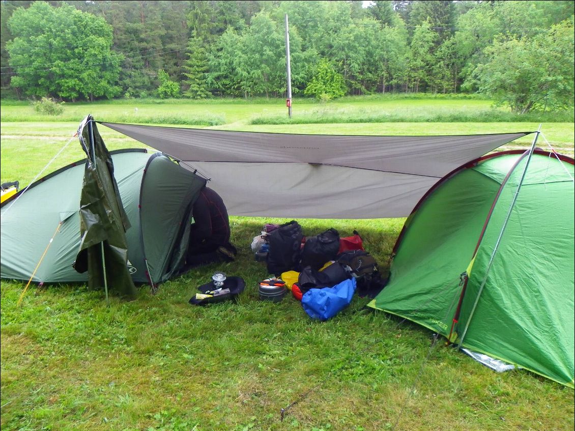 Le camp est monté, nous sommes à l’abri de la pluie