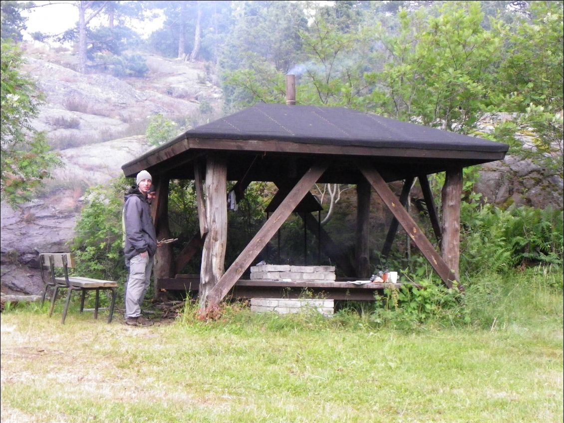 Ludo :
Une fois rentré au camp, nous avons ramassé du bois pour faire griller des saucisses. Depuis on schlingue encore plus !