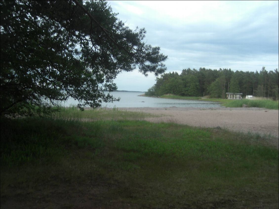 plage du Sandosund Camping (il y a très peu de plage de sable sur tous l'archipel)