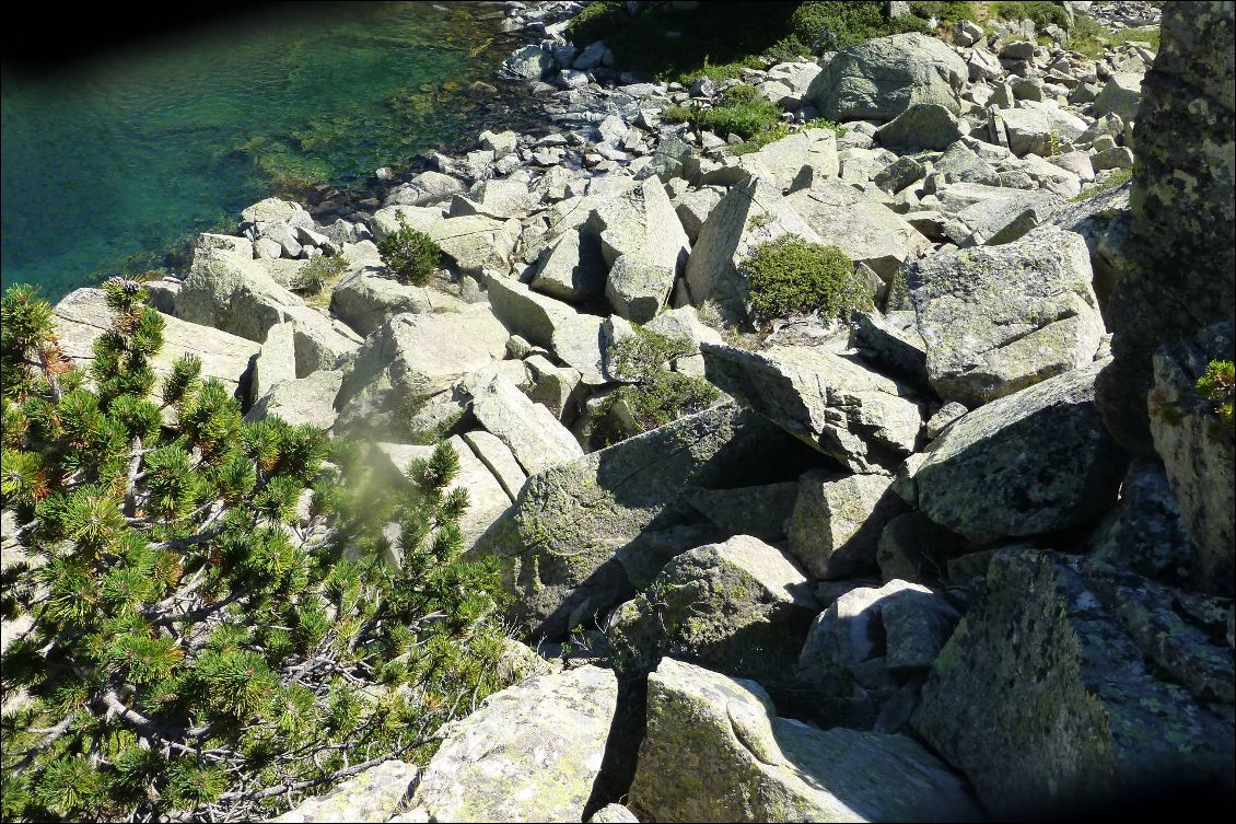 le sentier au bord de l'Estany Garrabea. Descendez pour vous baigner, sinon passez au large.