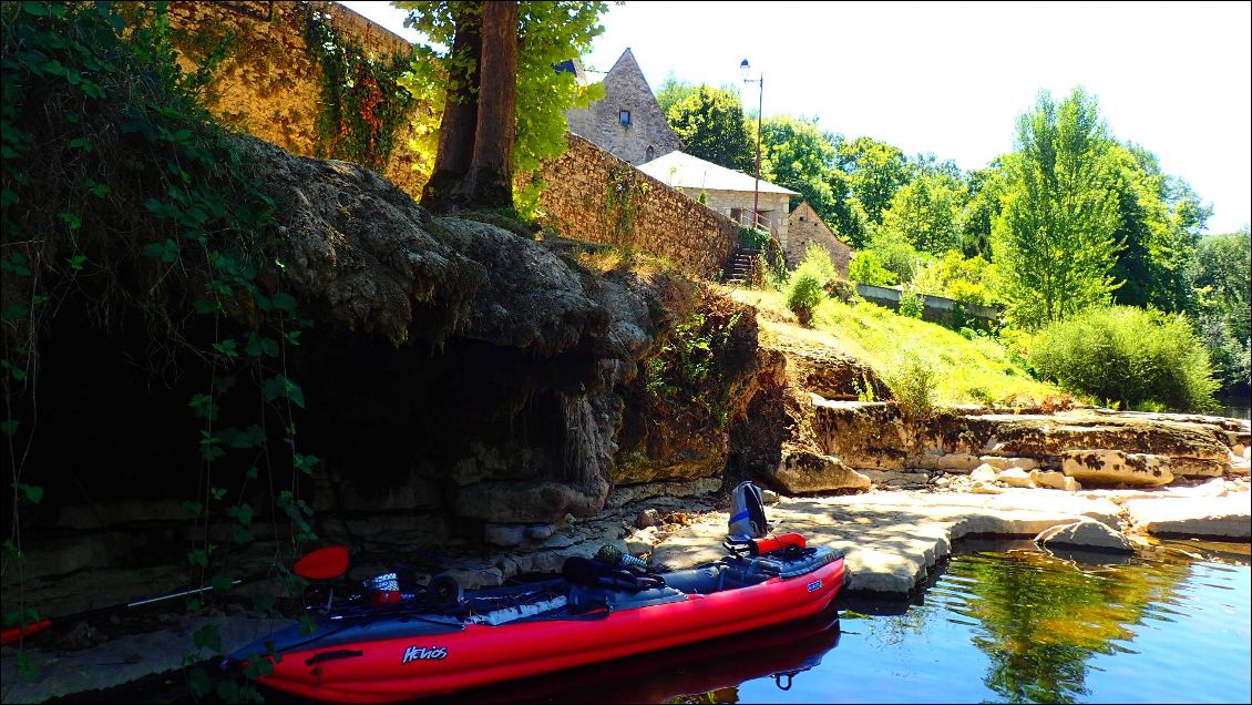 Pause à Condat-sur-Vézère.
(Attention, passée le village, un panneau interdit la navigation aux abord d'une usine -risque de lâcher d'eau, à mon avis; prévenu trop tard, il est alors impossible de débarquer.. Obligé de passé, je n'ai pas eu de soucis mais bon, ce n'est pas rassurant...).