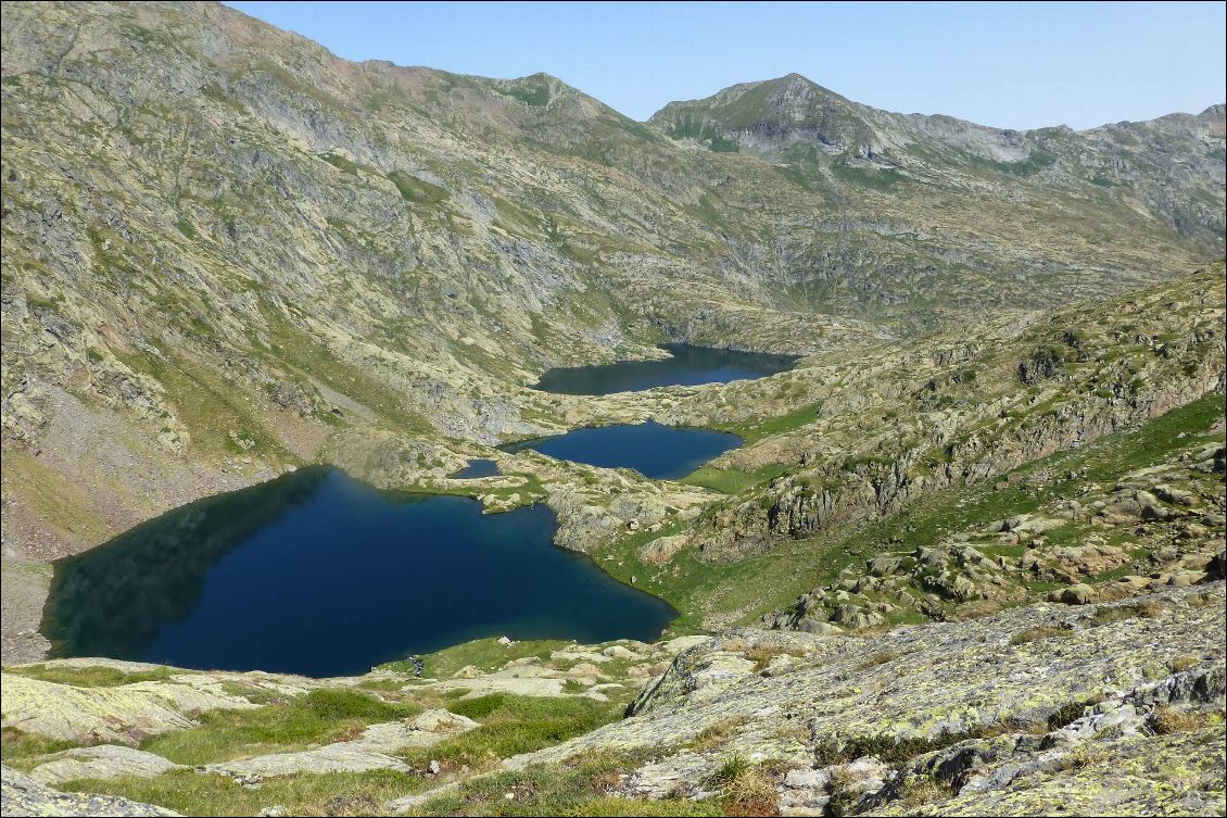 on ne croise personne dans le secteur. casse croute et baignade dans celui du milieu : royal !!!