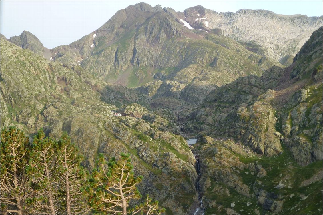 Chaque jour des paysages différents. on devine le refuge de Certascan