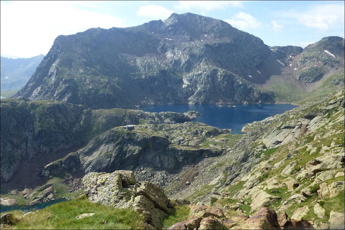 Magnifique cirque de l'Etang Fourcat et son refuge au centre