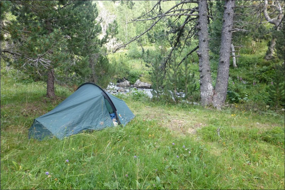 Bivouac au bord du torrent dans le val de Sorteny