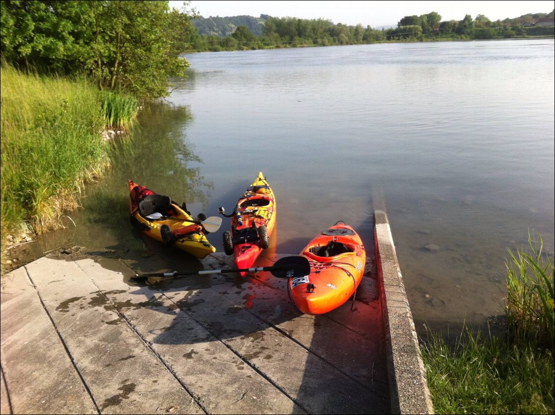 Rampe d'embarquement de la base nautique de Brégnier Cordon à proximité du camping "île de la comtesse"