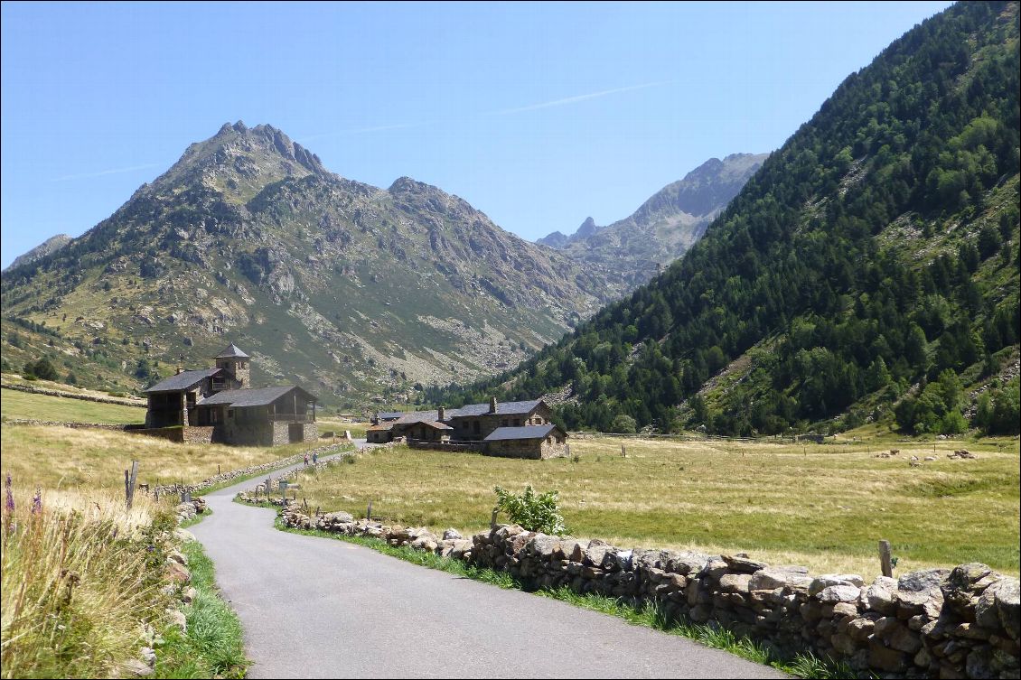 Le Val d'Incles avec au centre et au fond le Pic de Rulhe gravis deux ans auparavant