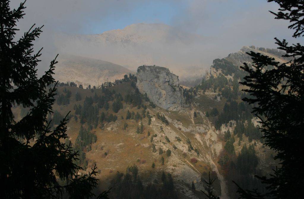 La Tour Carrée, 1741 m, est une construction de lauzes calcaires redressées à 80 degrés d’après la carte géologique.