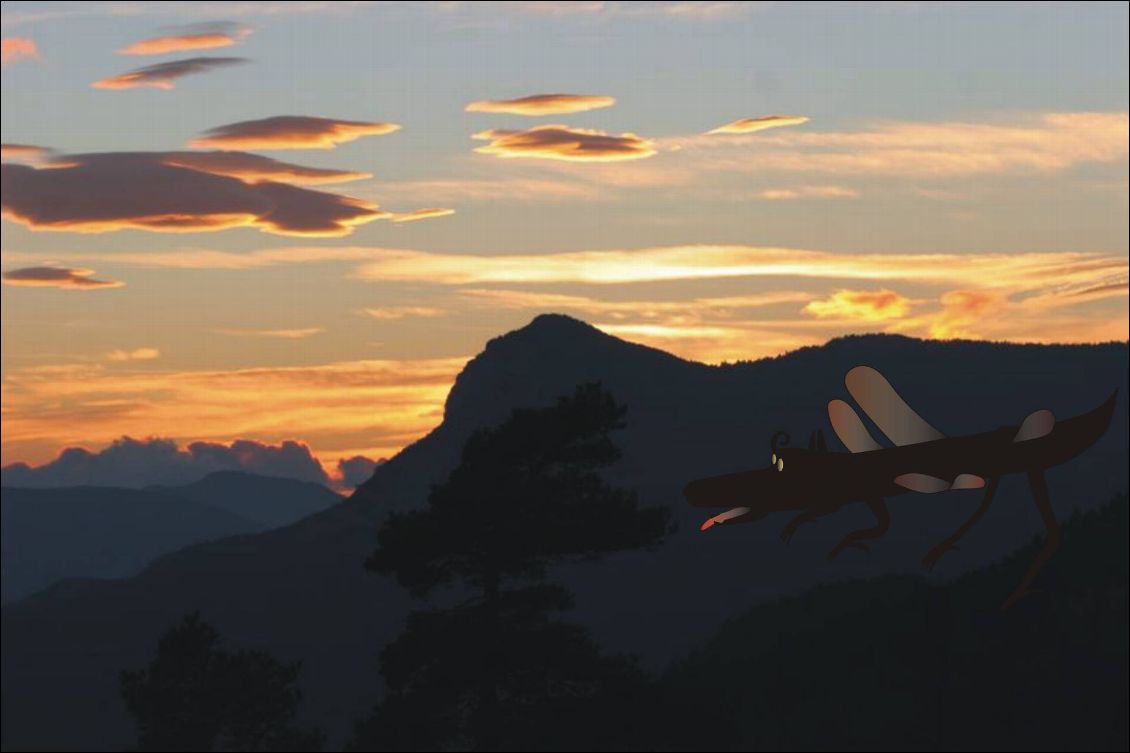 De la montagne de Charajaille s’envolent des nuages géants dans l’éblouissement céleste du couchant.