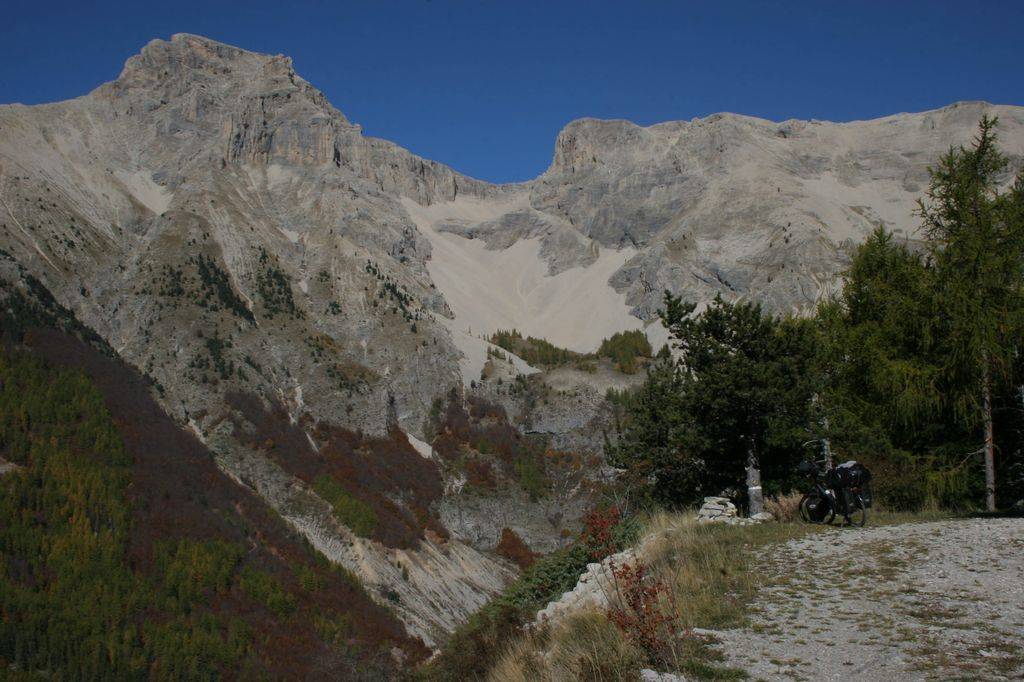 Au-dessus des derniers mélèzes de la fontaine du Vallon, s’élève la combe de Mai, chemin de pierres empilées jusqu’au plateau de Bure.