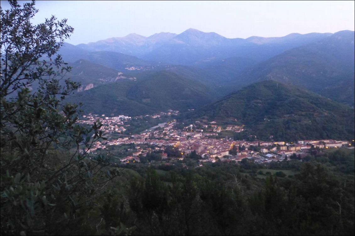 Arles.-sur-Tech se réveil sur fond de Canigou