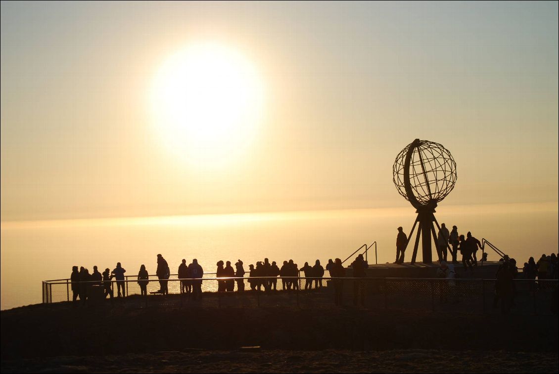 Nous ne sommes pas les seuls à admirer le soleil de minuit à 71° 10' 21'' de latitude Nord.