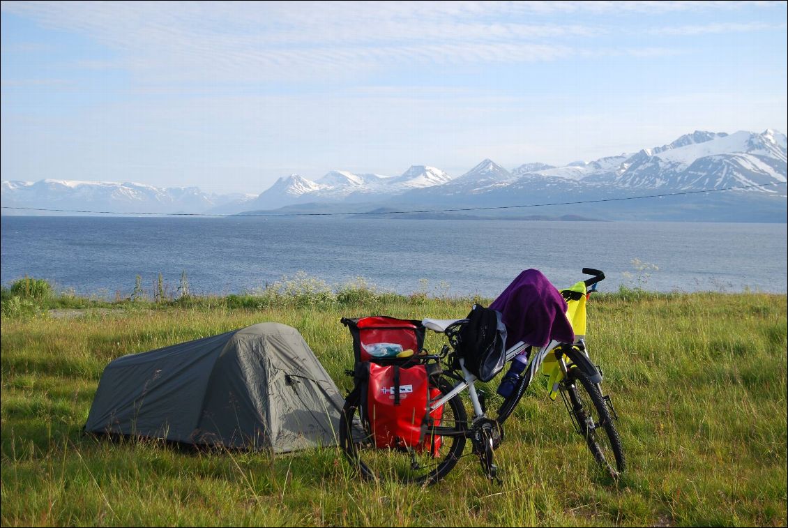 Bivouac féerique ...on nous prête un champ à Djupvik !