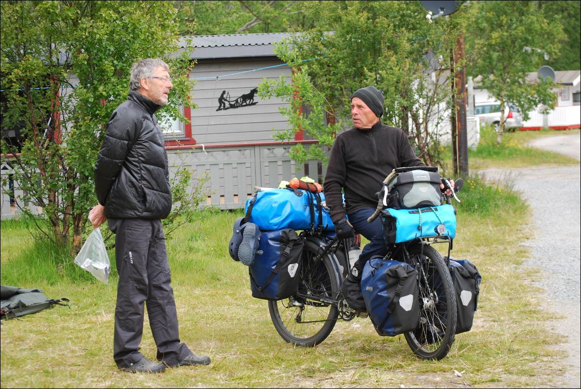 Nous rencontrons un couple de Toulonnais partis 4 ans autour de la planète ! Nous parlons popotte et matos. Renaud voyage avec plus de 60 kg de sacoches!!