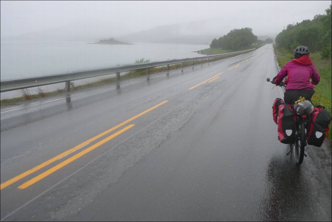 Première et unique journée complète de pluie très froide ! Enorme étape partagée avec les camions et les camping-cars sur une route peu large. Nous fûmes arrosés, et trempés jusqu'aux os.