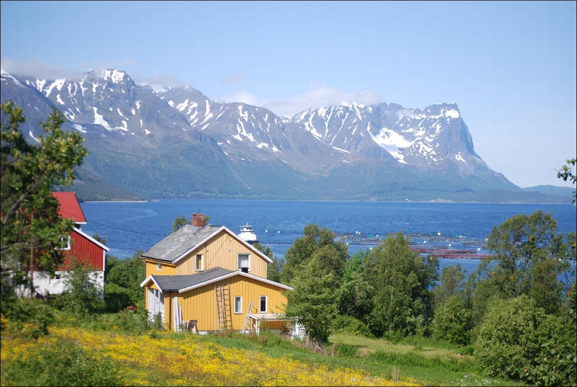 Altafjord. Heureusement que la nuit ne tombe pas, nous commençons à évaluer les distances avec dénivelé et chargement... C'est sportif!