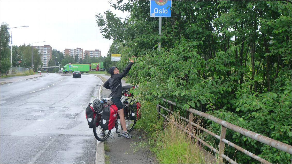 Le panneau n'est pas à la hauteur de notre joie!!! Nous avons eu beaucoup de mal à arriver dans Oslo depuis Lilloström. 2 Norvégiens nous emmèneront à vélo pour entrer dans la ville! Sans eux nous y serions encore?