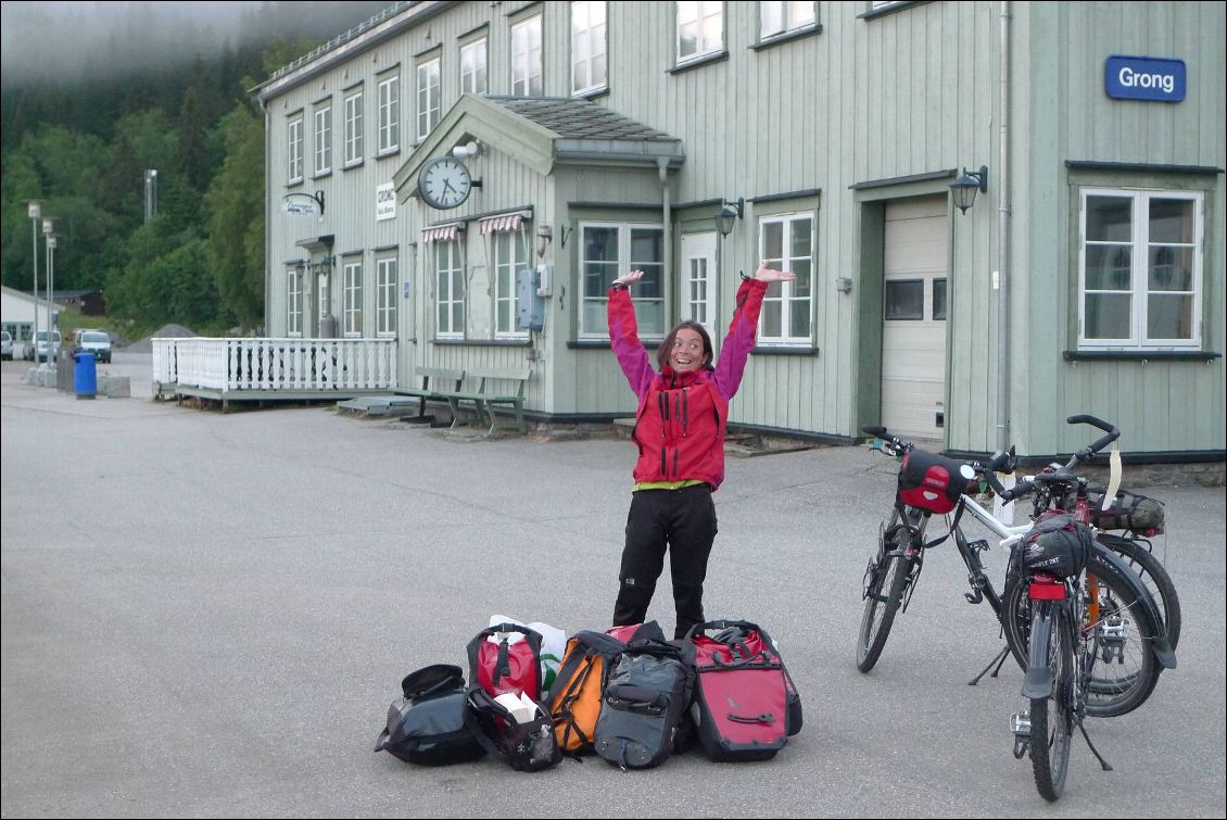 Sur le quai de la gare à 4h30 du matin. Génial pour finir notre périple après une nuit dans le train!