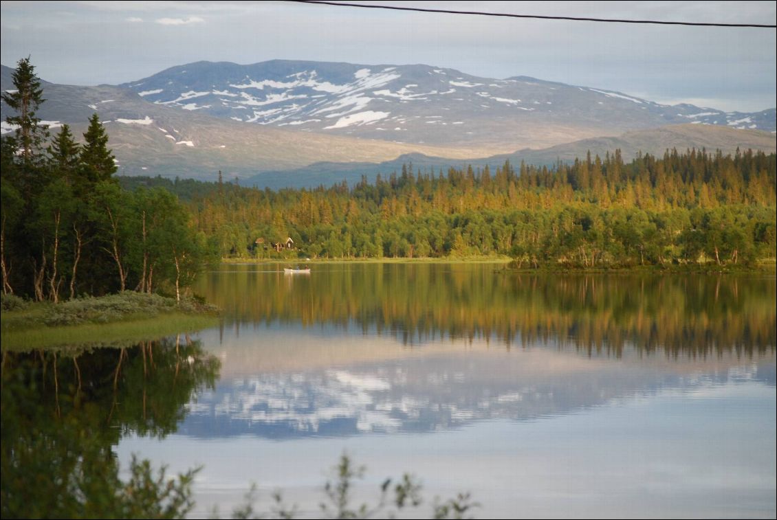 Lac de montagne sur la route 705. Le silence nous fait du bien et nous aide à nous plonger dans la beauté des paysages.