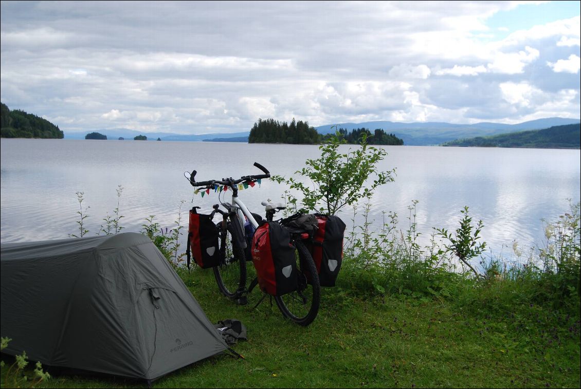 Bivouac au bord de lac Snäsavatnet grand comme la mer!!