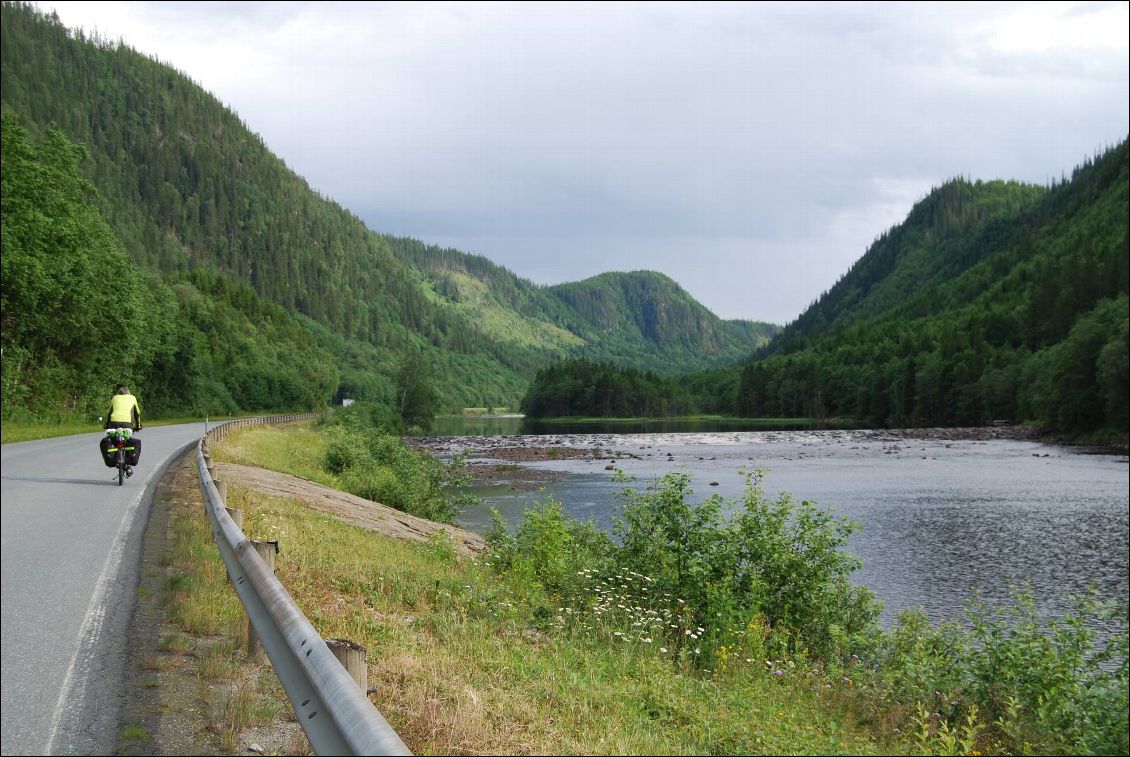 En suivant les fleuves comme "la Gläma" le plus long de scandinavie, 600 kms...