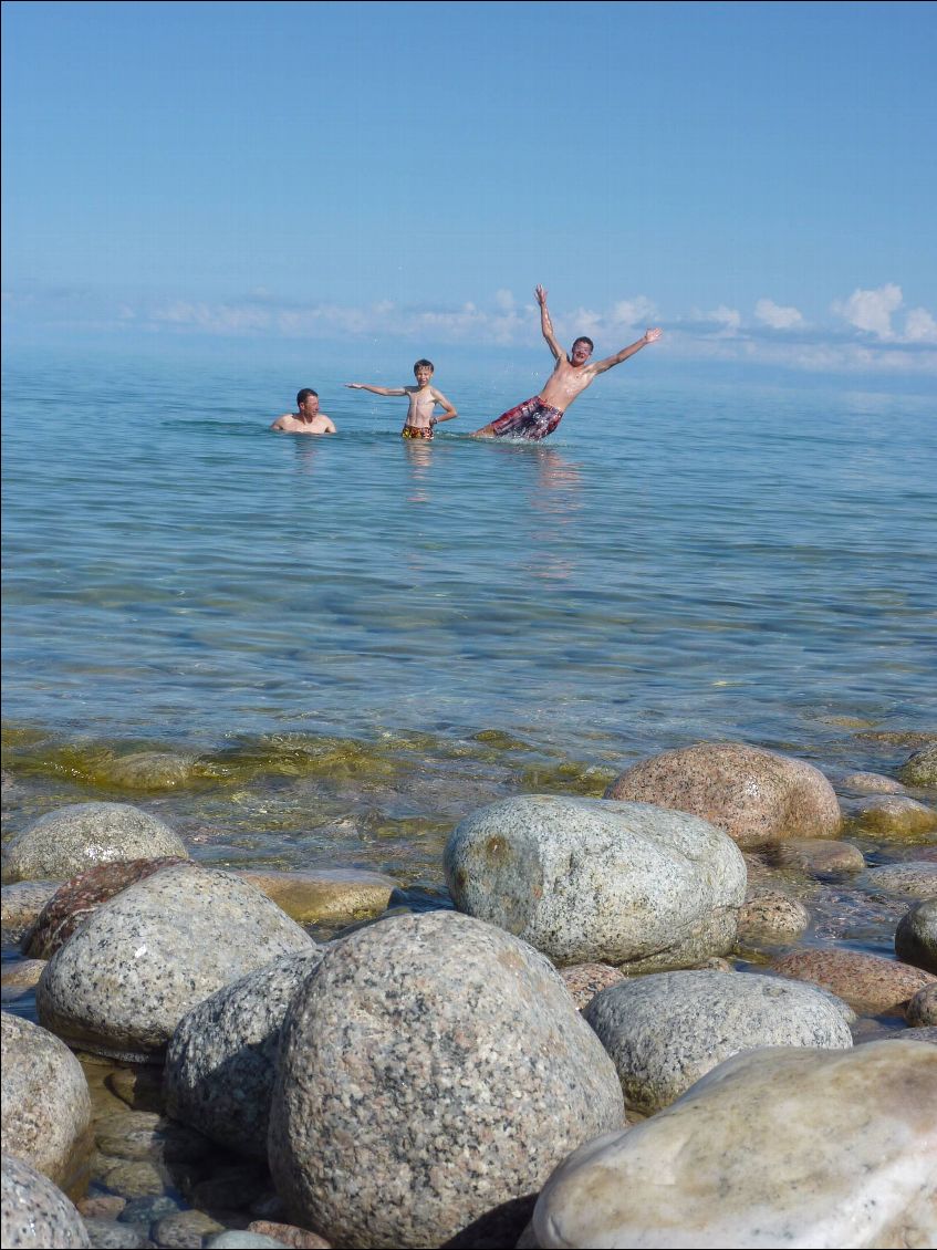 Moment de détente sur la rive sud du lac Issik Kul, quelque part entre Jengish et Ak Tarek