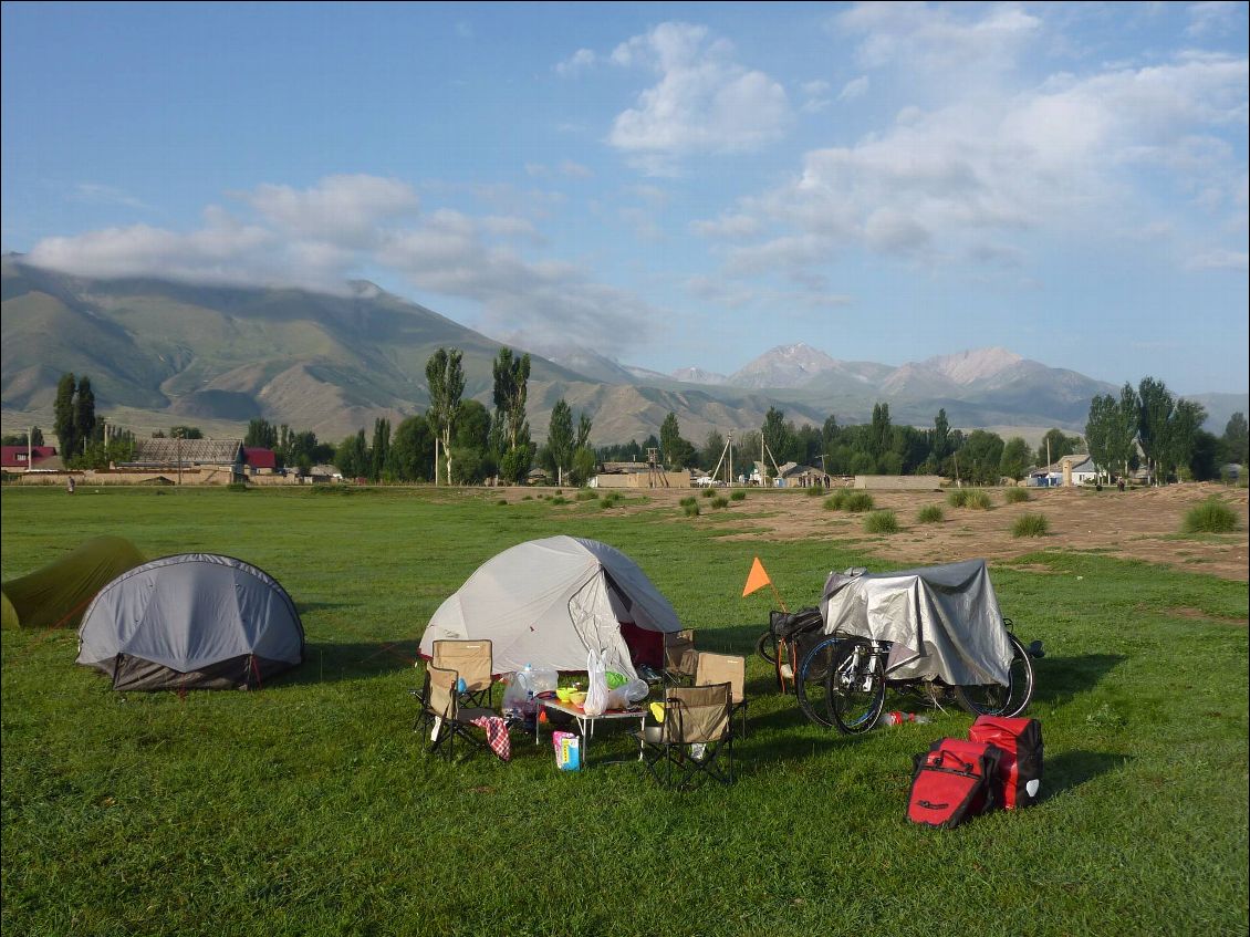 Bivouac sur le terrain de foot