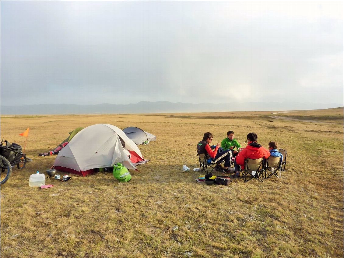 Bivouac tout confort - eau courante et vue imprenable depuis la salle à manger