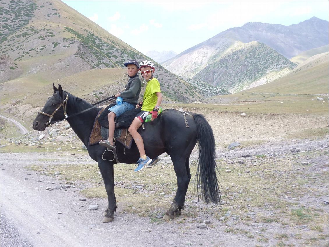 A cheval, c'est plus facile... Au fond, la piste menant au Kegeti Ashuu