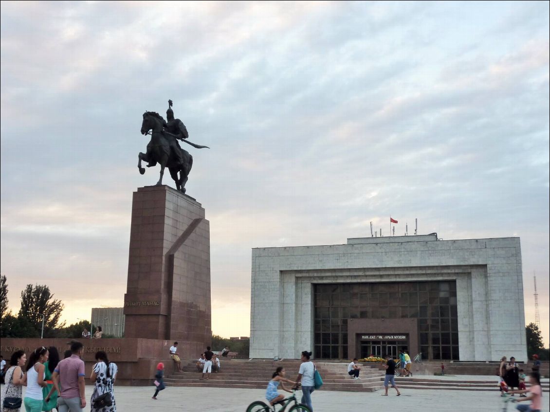 Centre ville de Bishkek - Musée historique et monument de l'indépendance
