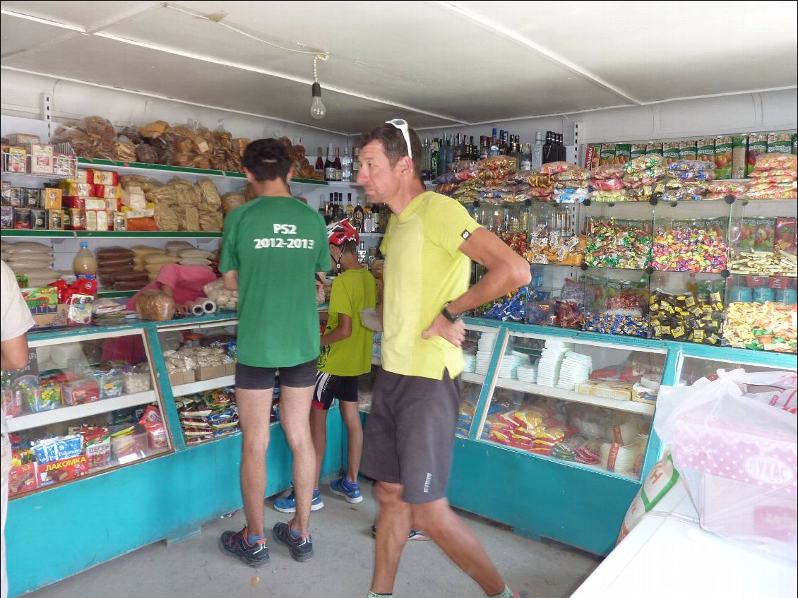 Dans le caddie de la ménagère : des snikers, du pain, et du jus de fruits.