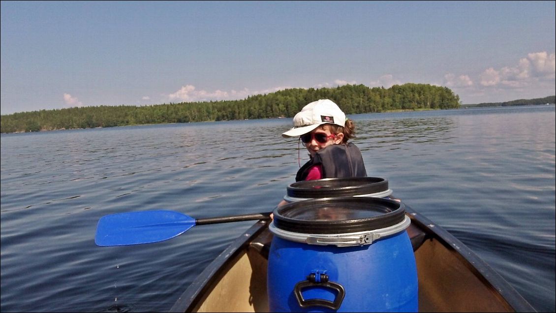 Finlande Linnansaari, canoe bivouac avec enfant