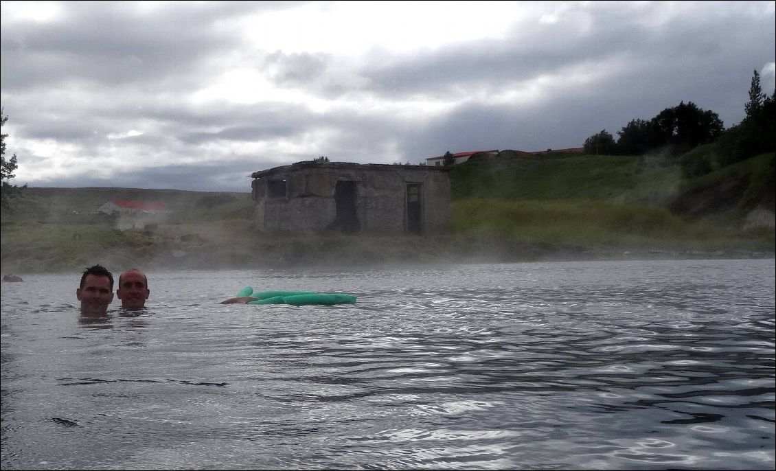 Dans les eaux chaudes du "secret lagoon"