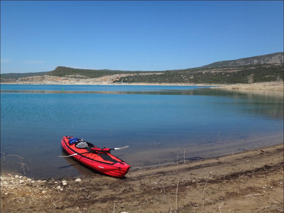 La plage de départ à environ 1km à l'Est du barrage