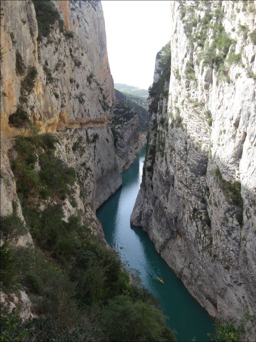 Vue du canyon depuis le GR1 creusé dans la roche