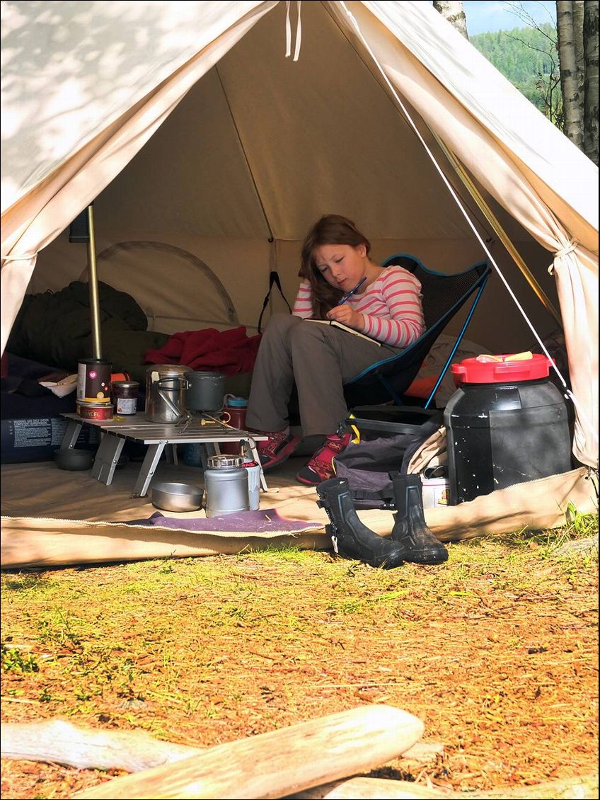 1107,30 km de canoë,
84 jours de voyage,
50 navigations,
15 + 3 portages,
34 bivouacs,
20 écluses,
195 litres de lait en poudre sous vide.
12 kg de farine à pancakes,sous vide.
18 kg de pain de seigle,
15 kg de nourriture lyophilisée,
6 kg de gâteaux aux saveures diverses,
6 kg de pur chocolat noir,
5 kg de paté breton !
5 kg de confiture,
4 kg de bananes séchées,
4 kg de pâtes d'amandes,
3 kg de miel de montagne,
3 kg de nutella,
1 kg de beurre, salé bien sur !
1 kg de graines de tournesol bio !
Et pourtant avec tout ça, entres autres, il semblerait que l'on ait perdu du poids !