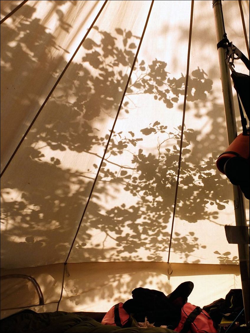 Que ce soit les ombres virevoltantes ou le bruit de pluie, notre tente est une alliée et surtout pas une contrainte malgré son poids et sa taille de 12 m2 au sol.