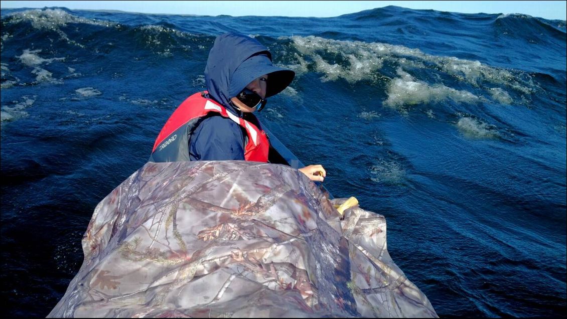 On a du mal a se rendre compte de la tailles des creux ! Cependant un canoë bien chargé se retourne plus difficilement qu'un kayak de mer ! 1 m de large et surtout, la totalité de la charge se trouve en dessous du niveau de l 'eau ! Même en ayant déjà essayé, durant les préparations, on 'as jamais réussi à le retourner ! Même en mer on se sent plus en sécurité dans un canoë bâché et chargé, que dans un maigre kayak de mer, mais ce n 'est que mon expérience.