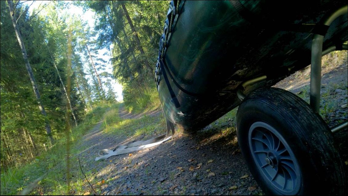 Un chariot renforcé par me soins, celui de l'an passé aura tenu 4 portages ! mais celui ci pèse pas loin de 20 kilos au complet, les roues sont pleines avec un roulement à aiguille logé dans l'axe.