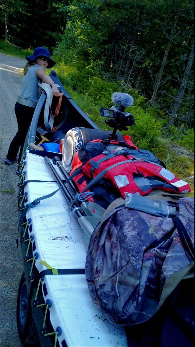 Au stade du dernier portage, mon coude était mal en point puisque mon genou droit, abîmé depuis début juillet, ne m 'auras pas éviter de trop compenser avec mon bras gauche. il faut préciser que je suis constamment à genoux dans le canoë, jamais assis, jamais.