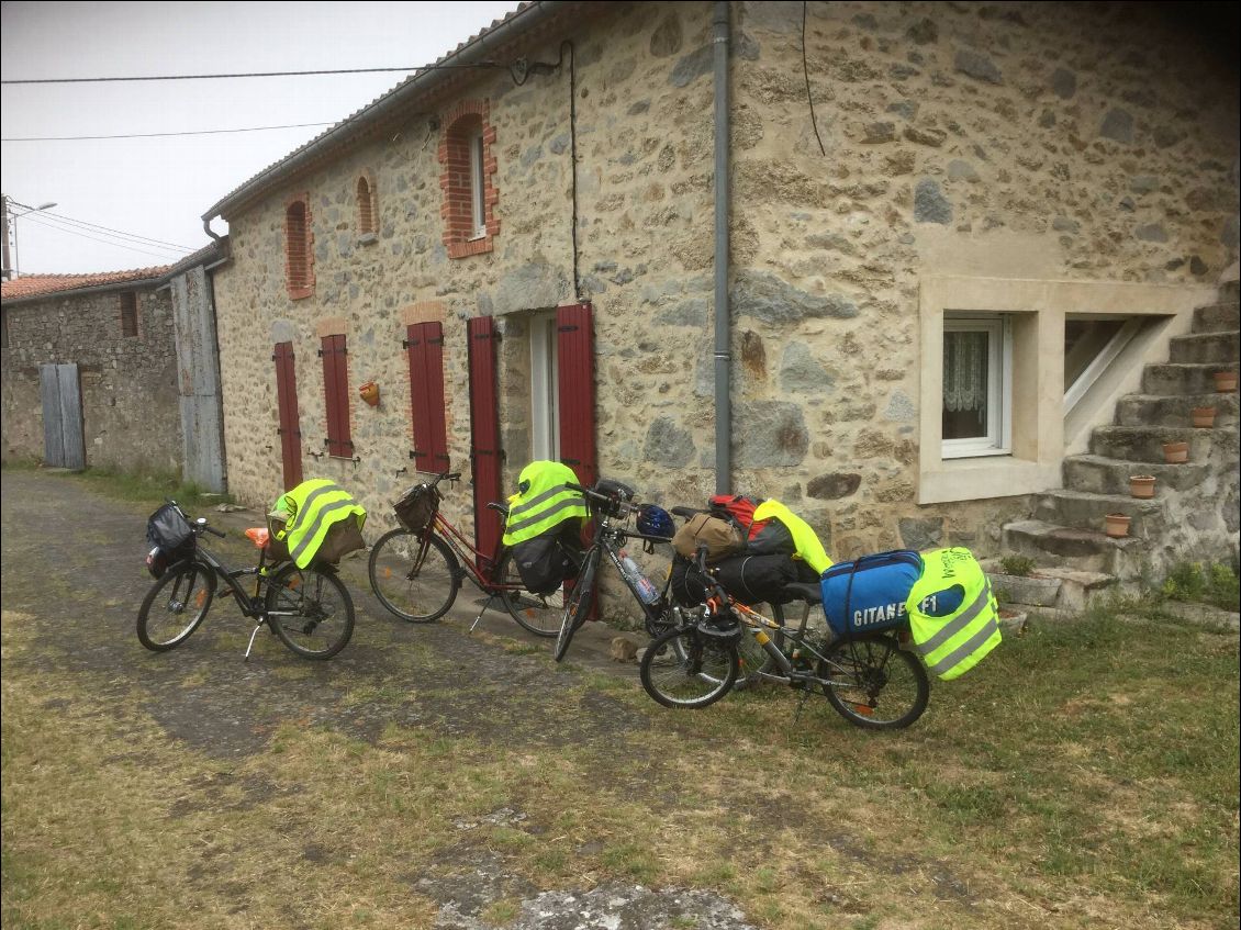 ça y est les vélos sont chargés,nous partons