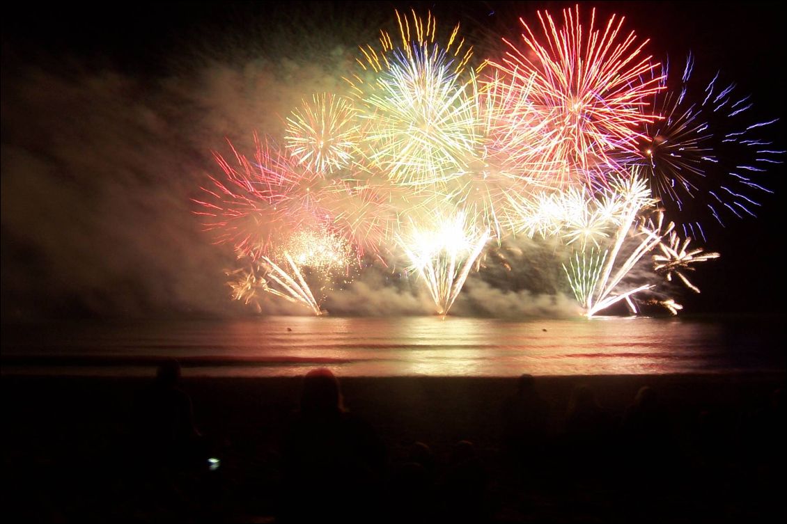 feux d'artifice tirés en mer, en face du camping